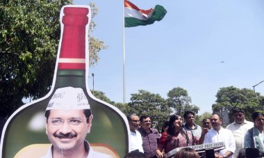 NEW DELHI, INDIA - APRIL 7, 2024: BJP Lok Sabha adayı Bansuri Swaraj ve işçiler, Başbakan Arvind Kejriwal 'ın Connaught Place' de tutuklanması üzerine istifasını talep eden bir protesto gösterisi düzenlediler.