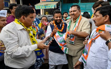 NEW DELHI, INDIA - APRIL 18, 2024: Doğu Delhi 'den AAP adayı, Kuldeep Kumar ve AAP Kıdemli Lideri Sanjay Singh, 18 Nisan 2024 tarihinde Yeni Delhi, Hindistan' da Shakurpur ve Laxmi NagarArea yakınlarında kapı kapı dolaşan Padyatra kampanyaları sırasında.