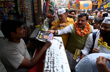 AAP Rajya Sabha Milletvekili Sanjay Singh Shakarpur 'daki seçim kampanyası sırasında 18 Nisan 2024 tarihinde Hindistan' ın Yeni Delhi kentinde yapılacak genel seçimler öncesinde. 