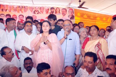 GHAZIABAD, INDIA - Uttar Pradesh Kongre Başkanı Ajay Rai ve Ghaziabad Lok Sabha adayı Dolly Sharma, 5 Nisan 2024 tarihinde Hindistan 'ın Gaziabad kentindeki Lok Sabha seçim bürosunun açılışında. 