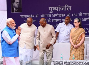 NEW DELHI, INDIA - 14 Nisan: Başbakan Narendra Modi, eski Cumhurbaşkanı Ram Nath Kovind, Meclis Başkanı Sonia Gandhi, Kongre Partisi Başkanı Mallikarjun Kharge 