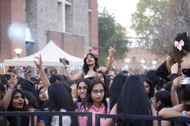 NEW DELHI, INDIA - 6 Nisan 2024: Öğrenciler, her yıl düzenlenen bir festivalde Bollywood şarkıcısı Nikhita Gandhi 'nin performansının keyfini çıkarıyorlar - Miranda College, Delhi Üniversitesi' nde Fırtına 24