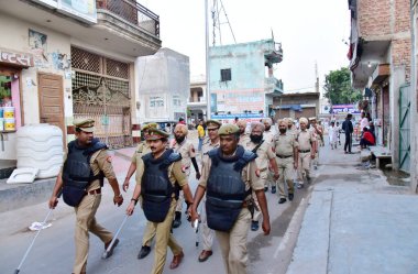 GHAZIABAD, INDIA - 10 Nisan 2024: UP Polisi ve Punjab Polisi, bayram festivali vesilesiyle 10 Nisan 2024 'te Hindistan' ın Gaziabad kentinde bayrak yürüyüşü yapıyor. Fotoğraf: Sakib Ali / Hindustan Times )