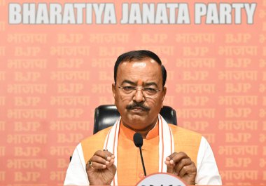 NEW DELHI, INDIA - 26 Nisan 2024: Uttar Pradesh Genel Bakan Yardımcısı Keshav Prasad Maurya, 26 Nisan 2024 tarihinde Hindistan 'ın Yeni Delhi kentinde düzenlenen basın toplantısında basın mensuplarına seslendi.