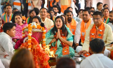 NEW DELHI, INDIA - 30 Nisan 2024: Yeni Delhi BJP adayı Bansuri Swaraj, aile üyesi ve BJP Prayer ve Hawan ile birlikte Tughlak Lane 'de yapılacak Lok Sabha seçimleri için aday gösterilmeden önce.
