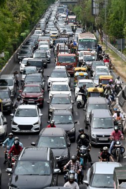 NOIDA, INDIA - 14 Nisan 2024 'te Hindistan' ın Noida kentinde, Rashtriya Dalit Prerna Sthal 'da Ambedkar Jayanti kutlamaları nedeniyle trafik sıkışıklığı. 