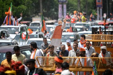 NEW DELHI, INDIA - APRIL 29, 2024: BJP destekçileri Mangolpuri 'de yaklaşan Lok Sabha Seçimleri için Kuzey Batı Delhi' den BJP adayı için Nomikontion dosyalamadan önce Roadshow sırasında görüldü, Yogender Chandolia.