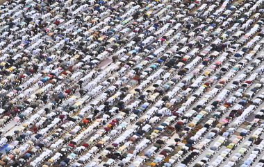 MUMBAI, INDIA - 11 Nisan 2024: Müslümanlar, 11 Nisan 2024 'te Mumbai, Hindistan' da YMCA Merkezi 'nde YMCA Fitr bayramında namaaz teklif ettiler. 