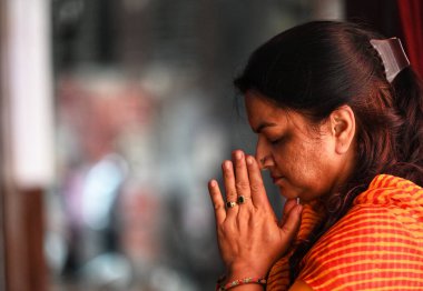 LUCKnow, INDIA - 9 NİSAN: 9 Nisan 2024 'te Hindistan' ın Lucknow kentindeki Kalibari Tapınağı 'nda Navratri' nin ilk gününde adak sunanlar. 