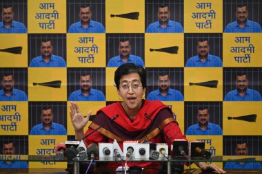 NEW DELHI, INDIA - 6 Nisan: AAP lideri ve Delhi Kabine Bakanı Atishi, seçim komisyonuna yaptığı açıklamada, seçim kurulunu Bharatiya Janata Partisi 'nin (BJP) emriyle Parti Genel Merkezi' nde çalışmakla suçladı.