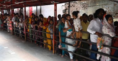 NEW DELHI, INDIA - 11 Nisan 2024: 11 Nisan 2024 tarihinde Hindistan 'ın Yeni Delhi kentinde devam eden Navratri festivali sırasında Nehru Place' deki Kalka ji Mandir (Tapınak) 'de yoğun aceleyle dua etmek.