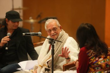 NEW DELHI, INDIA - 17 Mart 2024: Bollywood şarkıcısı Mohit Chauhan ve söz yazarı Gülzar 17. Kathakar Uluslararası Hikaye Anlatanları Festivali sırasında Delhis Bharat Mandapam, Pragati Meydan, 17 Mart 2024 'te Yeni Delhi, Hindistan' da 