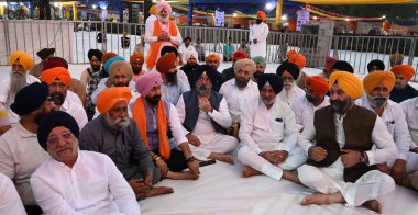 NEW DELHI, INDIA - APRIL 27, 2024: Delhi Fateh Diwas 'da (Delhi Zafer Günü), Delhi Sikh Gurdwara Yönetim Komitesi (DSGMC) tarafından düzenlenen Mata Gujri Ji' nin 400. doğum yıldönümü anısına dua eden Sih Devotees).