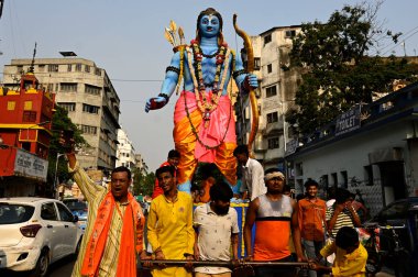 KOLKATA, INDIA - 17 Nisan: Hindu dindarlar, 17 Nisan 2024 tarihinde Hindistan 'ın Kolkata kentinde düzenlenen Ram Navami festivaline katılmak için dini bir törene katıldılar..
