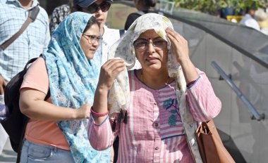 NEW DELHI, INDIA - 7 Nisan 2024: İnsanlar 7 Nisan 2024 'te Hindistan' ın Yeni Delhi şehrinde, Connaught Place 'de sıcak bir günde dışarı çıktılar. (Fotoğraf: Sanjeev Verma / Hindustan Times)