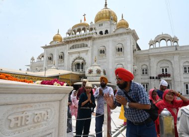 NEW DELHI, INDIA - 13 Nisan 2024: Baisakhi festivali vesilesiyle Gurudwara Bangla Sahib 'de namaz kılanlar, 13 Nisan 2024' te Yeni Delhi, Hindistan 'da.