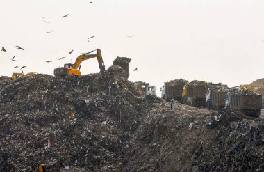 GURUGRAM, INDIA - 8 Nisan 2024: Gurugram-Faridabad yolundaki Bandhwari atık işleme tesisi 8 Nisan 2024 tarihinde Gurugram, Hindistan 'da. 