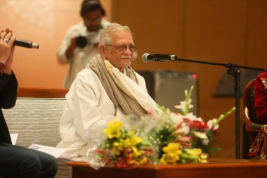 NEW DELHI, INDIA - 17 Mart 2024: Bollywood söz yazarı Gulzar, 17 Mart 2024 'te Delhis Bharat Mandapam, Pragati Meydan' da düzenlenen 17.