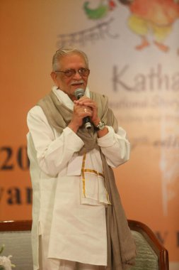 NEW DELHI, INDIA - 17 Mart 2024: Bollywood söz yazarı Gulzar, 17 Mart 2024 'te Delhis Bharat Mandapam, Pragati Meydan' da düzenlenen 17.
