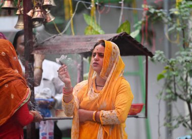 LUCKnow, INDIA - 9 NİSAN: 9 Nisan 2024 'te Hindistan' ın Lucknow kentindeki Kalibari Tapınağı 'nda Navratri' nin ilk gününde adak sunanlar.  