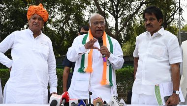 NEW DELHI, INDIA - 13 Nisan 2024: Kongre Başkanı Mallikarjun Kharge ve AICC Genel Sekreteri KC Venugopal 52 Sosyal Adalet örgütü ve birden fazla OBC örgütüyle yaptıkları toplantıda 