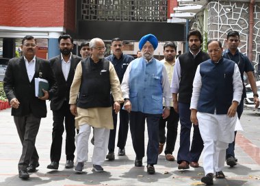 NEW DELHI, INDIA - 1 Nisan 2024: BJP delegasyonu Nirvachan Sadan 'daki Seçim Komisyonu' nda gerçekleşen görüşme sonrasında Birlik Bakanı Hardeep Singh Puri ve üst düzey BJP liderleri Arun Singh ve Om Pathak ayrıldılar.