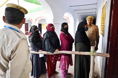 MUZAFFARNAGAR, INDIA - 19 Nisan 2024: Lok Sabha 'nın ilk safhasında oy kullanmak için sırada bekleyen seçmenler 19 Nisan 2024' te Hindistan 'ın Muzaffarnagar kentindeki bir sandık merkezinde görüldü..