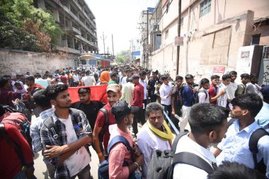 PATNA, INDIA - 23 Nisan 2024: Başvuru sahipleri 23 Nisan 2024 'te Hindistan' ın Patna kentinde bulunan Pataliputra 'daki bir muayene merkezinde Hindistan Ordusu Agniveer Sınavı' nda ortaya çıktılar. Fotoğraf: Santosh Kumar / Hindustan Times)