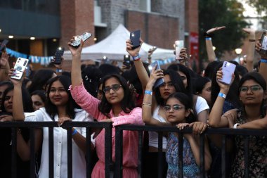 NEW DELHI, INDIA - 6 Nisan 2024: Öğrenciler, her yıl düzenlenen bir festivalde Bollywood şarkıcısı Nikhita Gandhi 'nin performansının keyfini çıkarıyorlar - Miranda College, Delhi Üniversitesi' nde Fırtına 24
