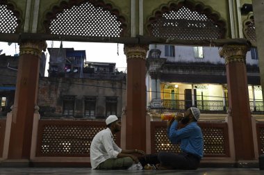 KOLKATA, INDIA - 10 Nisan: Müslüman dindarlar 10 Nisan 2024 tarihinde Hindistan 'ın Kolkata kentinde Nakhoda Camii' nde Kurban Bayramı dolayısıyla iftarına katıldılar. 