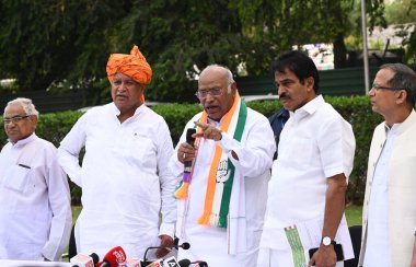 NEW DELHI, INDIA - 13 Nisan 2024: Kongre Başkanı Mallikarjun Kharge ve AICC Genel Sekreteri KC Venugopal 52 Sosyal Adalet örgütü ve birden fazla OBC örgütüyle yaptıkları toplantıda 