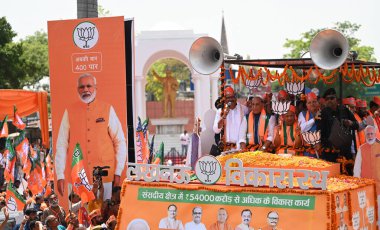 LUCKnow, INDIA - 29 Nisan 2024: Lucknow seçim bölgesinden Savunma Bakanı ve BJP adayı Rajnath Singh 2024 Genel Seçim için adaylık belgesini hazırlamak üzere yola çıktı. 