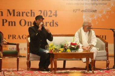NEW DELHI, INDIA - 17 Mart 2024: Bollywood söz yazarı Gülzar ve şarkıcı Mohit Chauhan 17. Kathakar Uluslararası Hikaye Anlatanları Festivali sırasında Delhis Bharat Mandapam, Pragati Meydan, 17 Mart 2024, Yeni Delhi, Hindistan