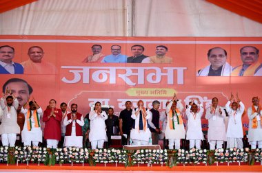 GREATER NOIDA, INDIA - 23 Nisan: 23 Nisan 2024 tarihinde Bisahda Köyü Dadri 'deki Seçim Kampanyası mitinginde BJP Gautam Budh Nagar Adayı adayı Dr. Mahesh Sharma ve diğer BJP liderleri ile birlikte Savunma Bakanı Rajnath Singh