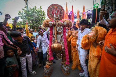 NEW DELHI, INDIA - 23 Nisan 2024: Shobha yatra sırasında Hanuman Jayanti 'nin Chandni Chowk' ta 23 Nisan 2024 tarihinde Yeni Delhi, Hindistan 'da görülmesi. 
