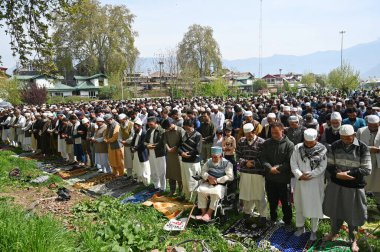 SRINAGAR, INDIA - 7 Nisan 2024 'te Hindistan' ın Srinagar kentindeki CP 'de insanlar sıcaktan korunmak için üzerlerini örtüyorlar. Bayram namazı barışçıl bir notayla sona erdi, uyum ve birlik ruhunu daha da güçlendirdi..