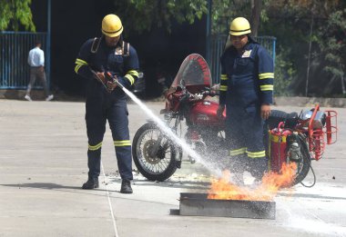 GURUGRAM, INDIA - 20 APRIL: İtfaiyeciler, Milenyum şehir merkezi metro istasyonu yakınlarındaki Sektör-29 İtfaiye Merkezinde yangın güvenliği haftasının son gününde yangın tatbikatında yeteneklerini gösterdiler