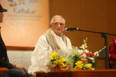 NEW DELHI, INDIA - 17 Mart 2024: Bollywood söz yazarı Gülzar ve şarkıcı Mohit Chauhan 17. Kathakar Uluslararası Hikaye Anlatanları Festivali sırasında Delhis Bharat Mandapam, Pragati Meydan, 17 Mart 2024, Yeni Delhi, Hindistan