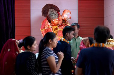 NOIDA, INDIA - 17 Nisan 2024: Dindarlar 17 Nisan 2024 'te Hindistan' ın Noida kentinde Sanatan Dharam mandir 'de Rama Navami festivali vesilesiyle namaz kıldılar.