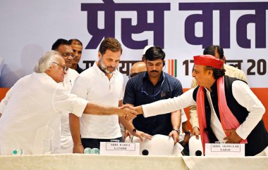 GHAZIABAD, INDIA - 17 APRIL: Samajwadi Parti Genel Başkanı Akhilesh Yadav Kongre Başkanı Jairam Ramesh ile el sıkışırken, Kongre Başkanı Rahul Gandhi Kaushambi 'deki bir INDIA partilerinin ortak basın toplantısına katılmak üzere gelişine bakıyor 