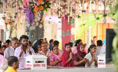 NEW DELHI, INDIA - 9 Nisan 2024 'te, Yeni Delhi, Hindistan' daki Jhandewalan Tapınağı 'ndaki Navratri festivalinin ilk gününde dua eden dindarlar.