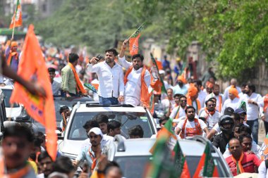 NEW DELHI, INDIA - APRIL 29, 2024: BJP destekçileri Mangolpuri 'de yaklaşan Lok Sabha Seçimleri için Kuzey Batı Delhi' den BJP adayı için Nomikontion dosyalamadan önce Roadshow sırasında görüldü, Yogender Chandolia.