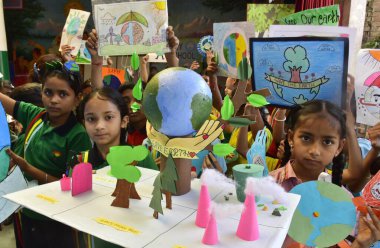 AMRITSAR, INDIA - 22 Nisan: Çocuklar, 22 Nisan 2024 