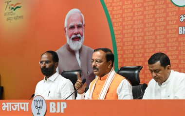 NEW DELHI, INDIA - APRIL 26, 2024: Uttar Pradesh Genel Bakan Yardımcısı Keshav Prasad Maurya, (C) BJP Genel Başkanı Sanjay Mayukh, (L) Lok Sabha Anil Baluni (R) basın toplantısında basın mensuplarına seslendi   