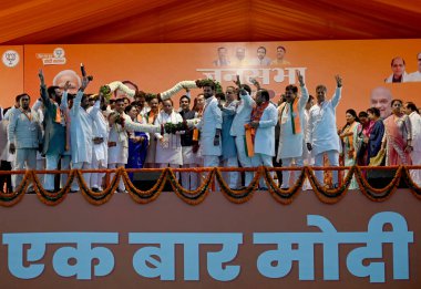 NEW DELHI, INDIA - 13 Nisan: BJP Gautam Buddh Nagar adayı Mahesh Sharma ve diğer liderler Lok Sabha seçimleri için 13 Nisan 2024 tarihinde Hindistan 'ın Yeni Delhi kentinde İçişleri Bakanı Amit Şah' ın 33.. 