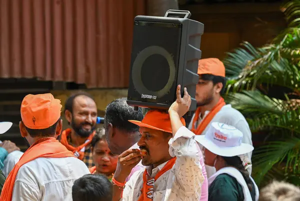 stock image MUMBAI, INDIA - APRIL 27, 2024: Anil Desai, a candidate of Mahavikas Aghadi from Mumbai South Central constituency, visited the sewri area as part of his election campaign, on April 27, 2024 in Mumbai, India.