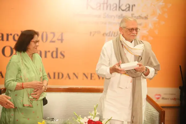 Stock image NEW DELHI, INDIA - MARCH 17, 2024: Bollywood lyricist Gulzar during the 17th Kathakar International Storytellers Festival at Delhis Bharat Mandapam, Pragati Maidan, on March 17, 2024 in New Delhi, India