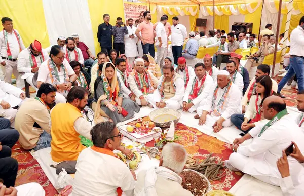 stock image GHAZIABAD, INDIA - APRIL 24, 2024: Congress candidate from Ghaziabad parliamentary constituency Dolly Sharma doing a road show  on April 24, 2024 in Ghaziabad, India. 