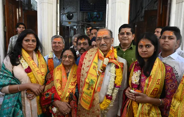 stock image NEW DELHI, INDIA - APRIL 17, 2024: Chandni Chowk Lok Sabha Congress candidate Jai Prakash Agarwal along with his family on the occasion of Ram Navami go and take blessings at Gauri Shankar Mandir, Chandni Chowk on April 17, 2024 in New Delhi, India.