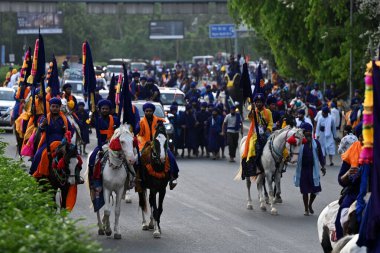 NEW DELHI, INDIA - 28 APRIL 2024: Delhi Fateh Diwas 'ı kutlamak için Jarnaili Fateh Yürüyüşü sırasında Sri katılımcıları, Mata Gujri' nin 400. doğum yıldönümü, Delhi Sikh Gurdwara Komitesi, Majnu Ka Tila 'dan Kızıl Kale' ye.